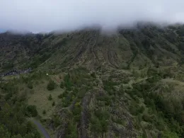Le mont Batur dans les nuages