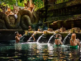 Bassins sacrés de Tirta Empul, près d'Ubud